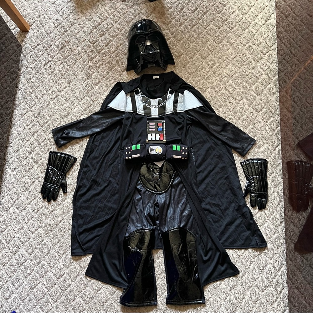 Disney Kids Darth Vader costume with sounds (from the belt) - Size 4